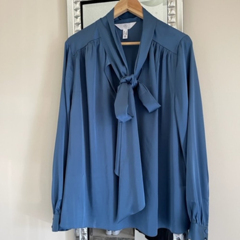 Beautiful Brand New blause teal blue size 1XL